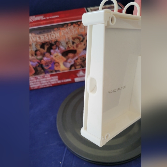 Disney's COCO 50 pc light-up billboard mini puzzle used very good condition - Picture 8 of 9